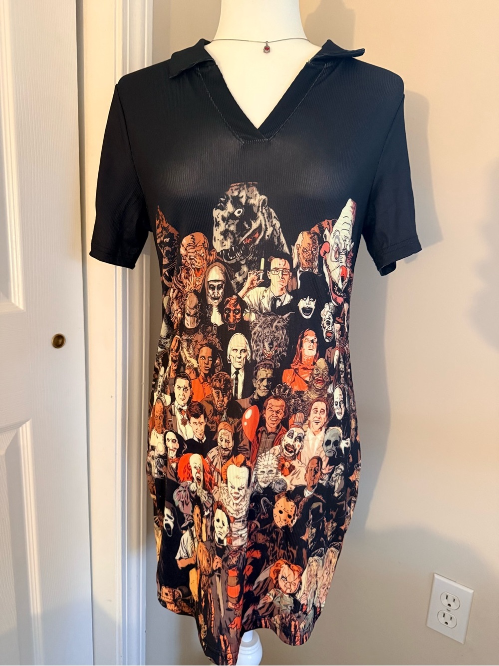 Black Short-Sleeve V-Neck Novelty Print Dress